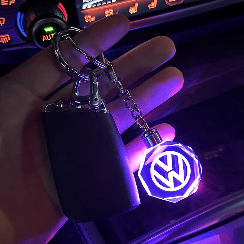 Přívěsek na klíče s 3D logem automobilky z křišťálu